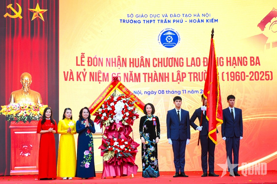 Trường THPT Trần Phú - Hoàn Kiếm nhận Huân chương Lao động hạng Ba